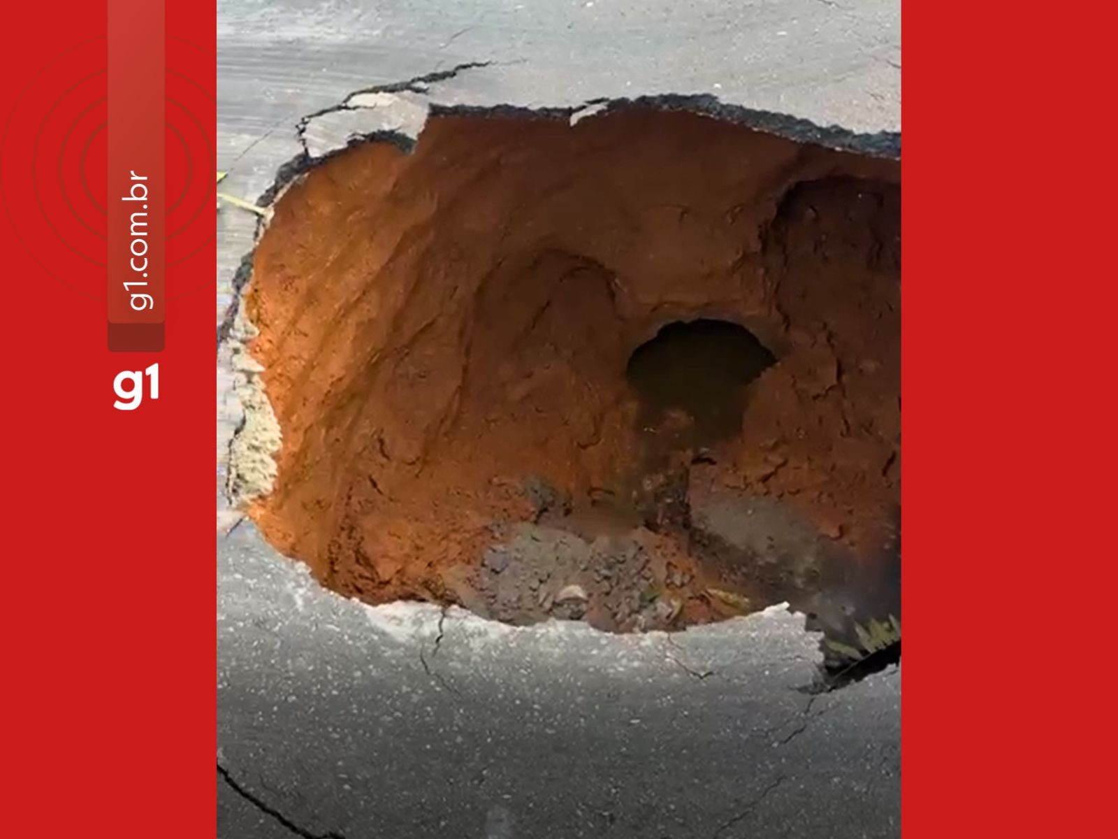 Após fortes chuvas, cratera se abre em trecho da BR-317 no Acre; VÍDEO