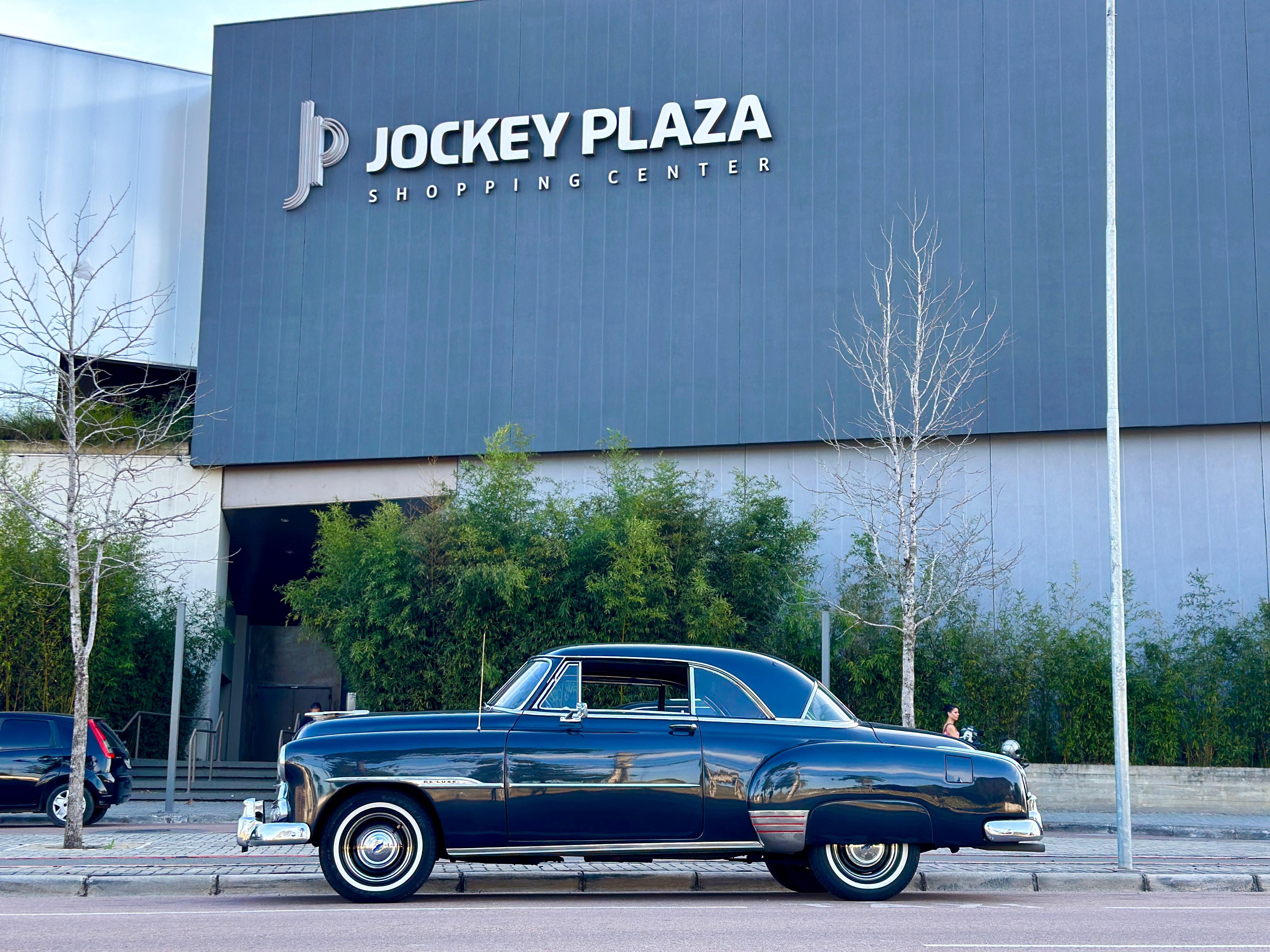Jockey Plaza Shopping realiza exposição de carros antigos nesta sexta-feira (26)