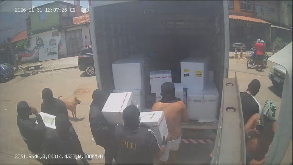 Quadrilha serrava carroceria de caminhões para roubar medicamentos — Foto: Reprodução/TV Globo