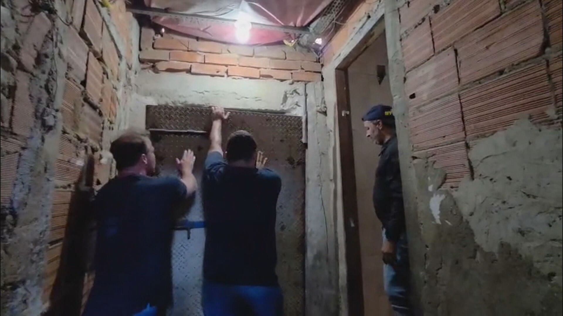Polícia estoura bunker do tráfico na Lapa; casarão tinha porta de ferro de 350 kg