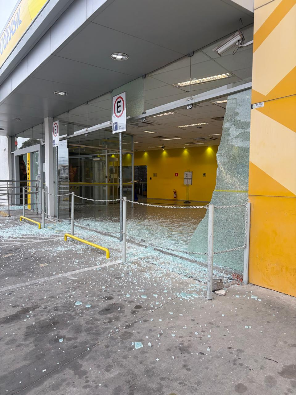 Agência do Banco do Brasil amanhece com portas quebradas em Petrolina