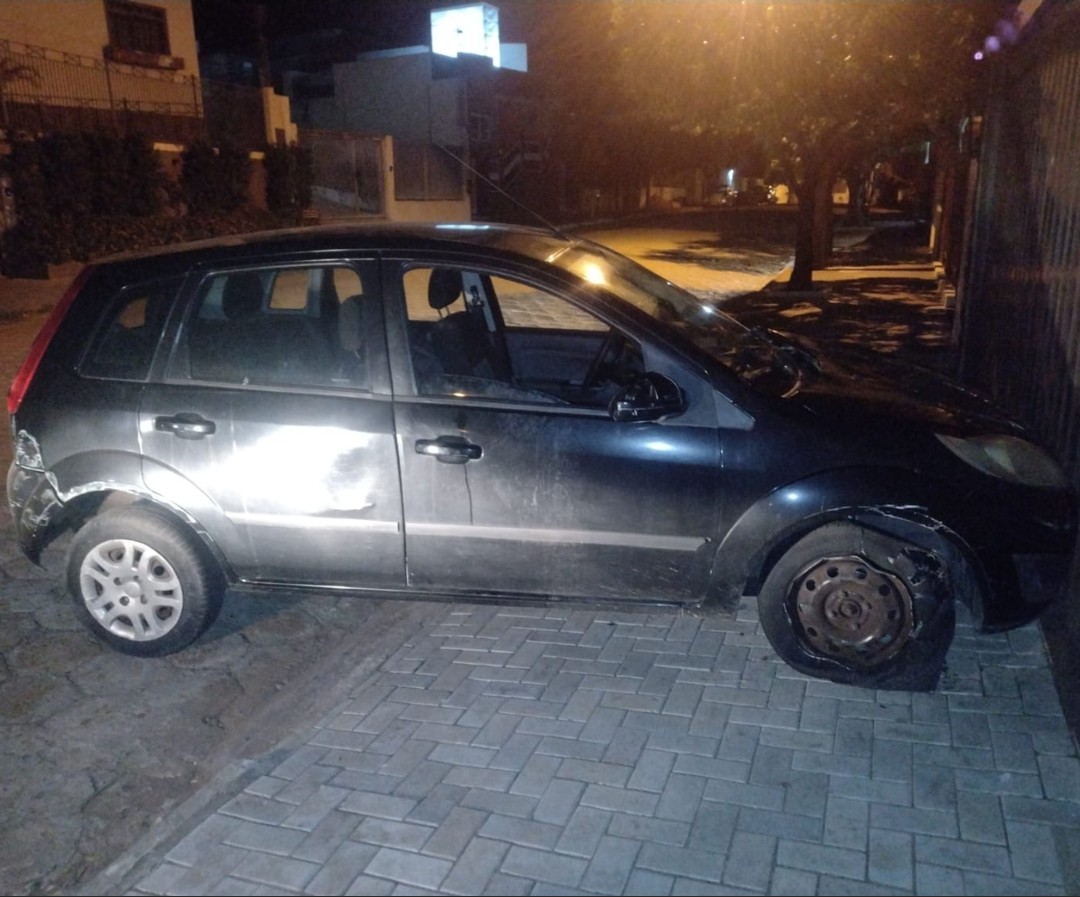 Ao tentar fugir da polícia com carro furtado, rapaz colide veículo contra muro e é preso em Santo Anastácio
