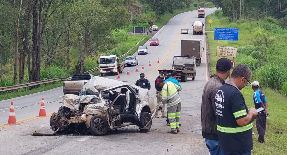 Carro ficou destruído após acidente na BR-040, em Carandaí  — Foto: Thais Fullin/TV Integração