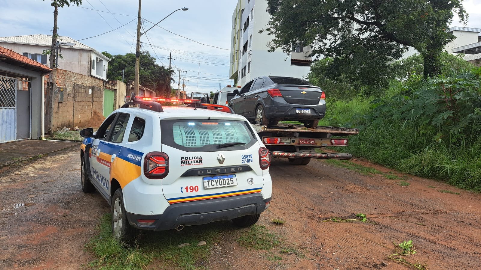 Ladrões abandonam carro roubado após perseguição e polícia usa helicóptero para encontrá-los em Divinópolis; vídeo
