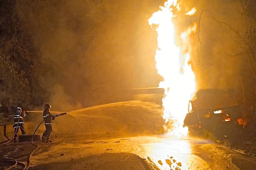 Carreta pegou fogo na Via Anchieta após bater em talude — Foto: Divulgação/Artesp