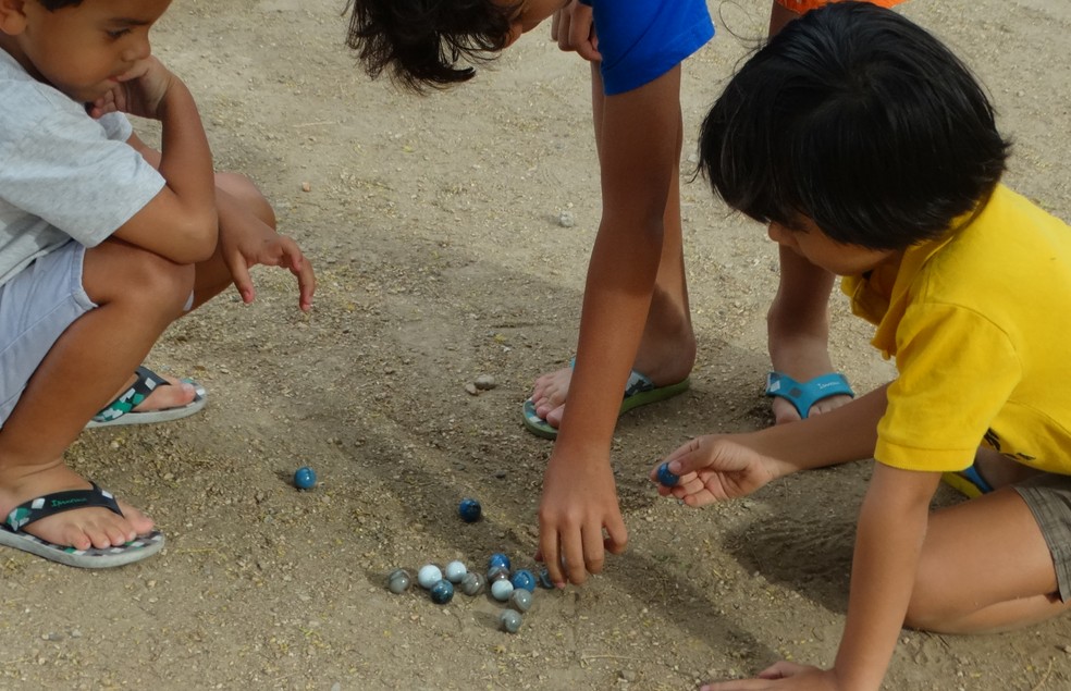 Bolas de gude. Brincadeiras populares de crianças no Brasil
