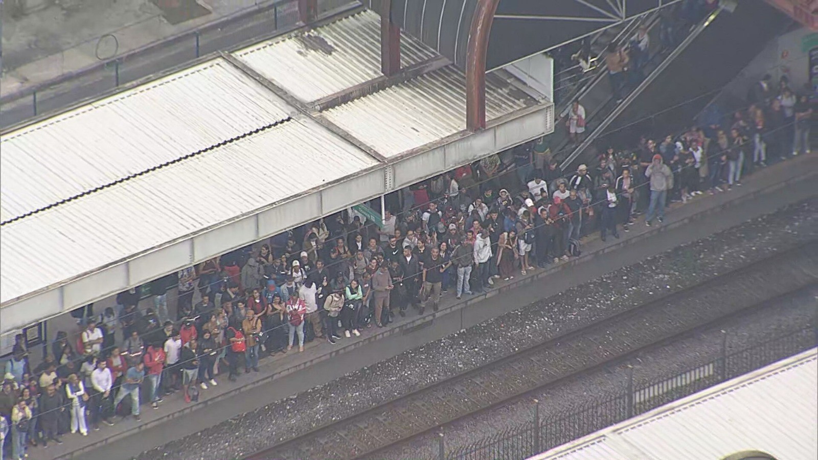 Falha na Linha 9-Esmeralda da ViaMobilidade causa superlotação nas plataformas; operação Paese foi acionada