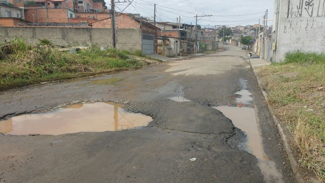 Internauta reclama de buracos em rua do Jardim Planalto, em Mogi