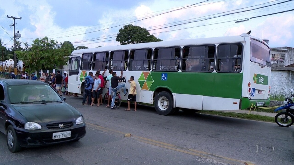 Tentativa De Assalto A ônibus Deixa Um Morto E Outro Baleado No Recife ...