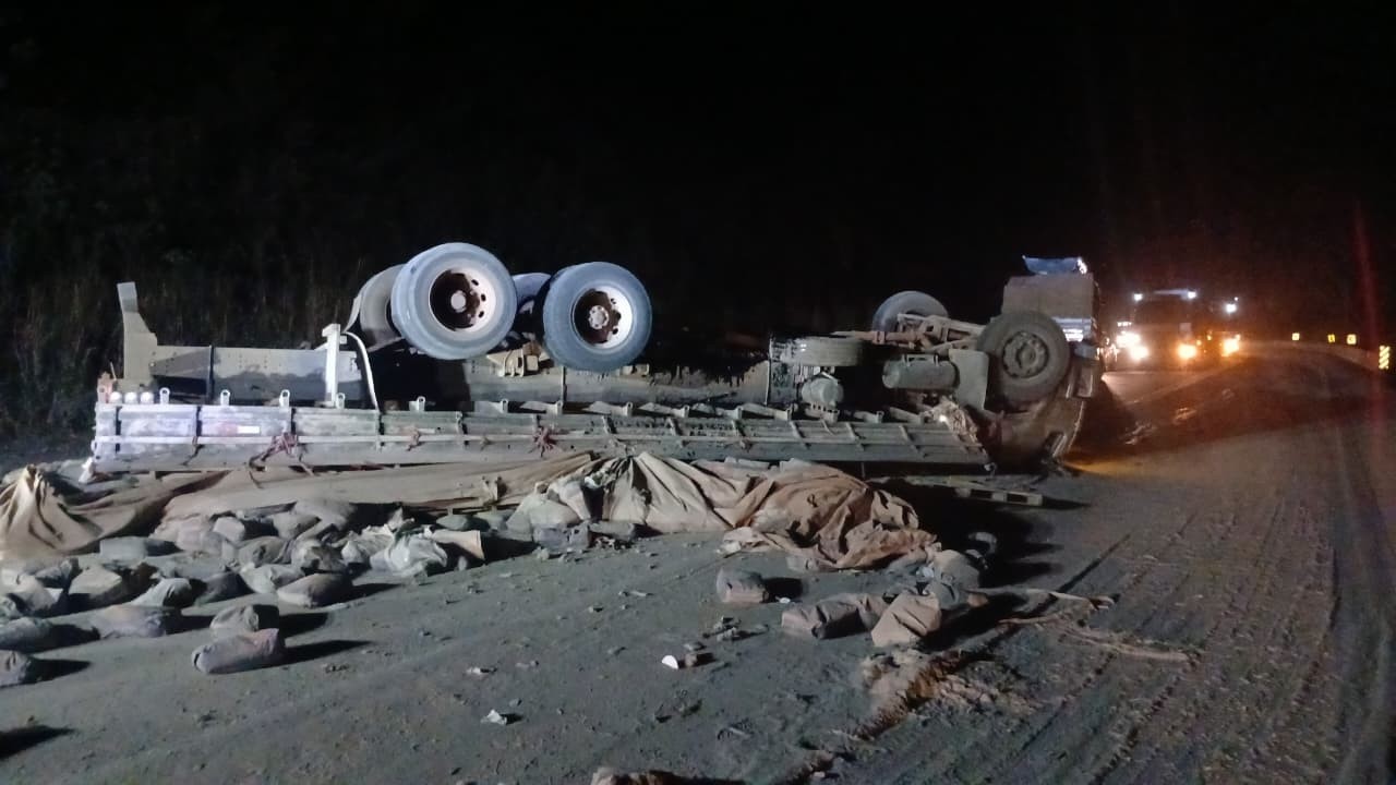 Caminhão carregado com materiais de construção capota e duas pessoas ficam feridas na BR-262, em MG
