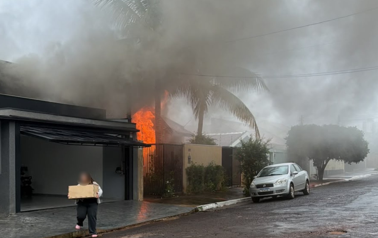 Incêndio atinge casa e mobiliza bombeiros em Ourinhos