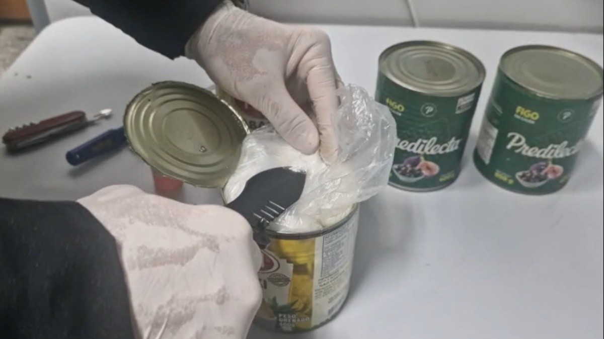 Mulher que transportava cerca de 3kg de cocaína em latas é presa pela PF no Galeão