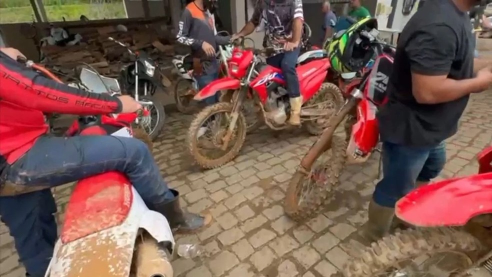 Motociclistas levam ajuda a Mimoso do Sul, no Sul do ES — Foto: Reprodução/TV Gazeta