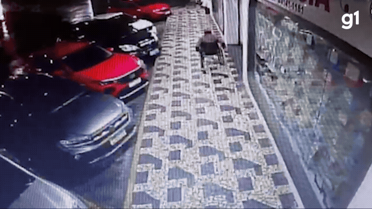 Carro de luxo invade estacionamento de shopping e atinge três veículos em Salvador; vídeo mostra violência da batida