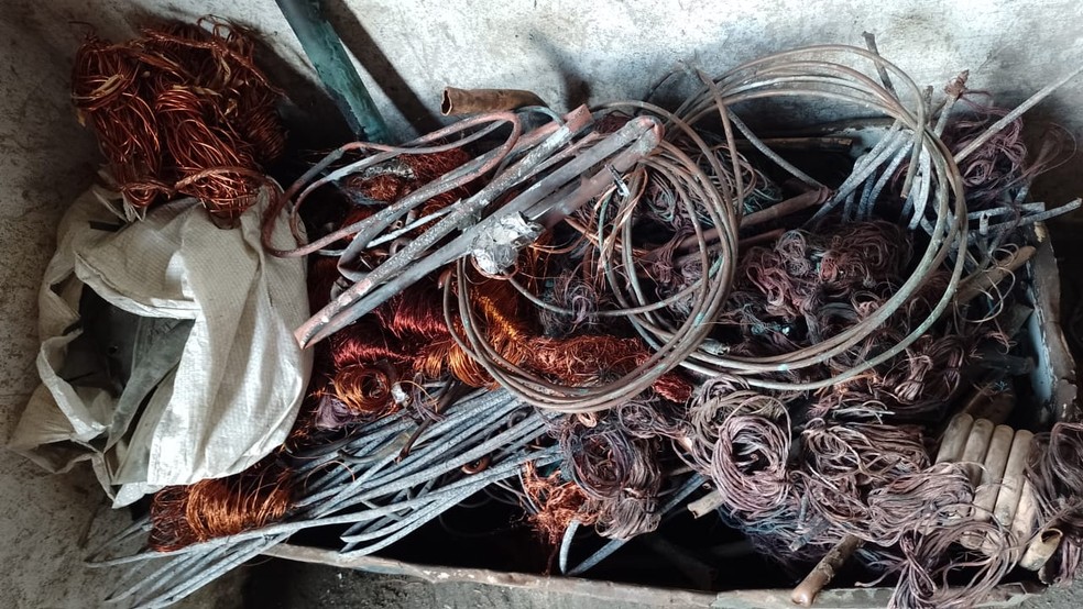 Estruturas de cobre estavam armazenados em sucatas na Grande Ilha de São Luís — Foto: Divulgação/Polícia Civil