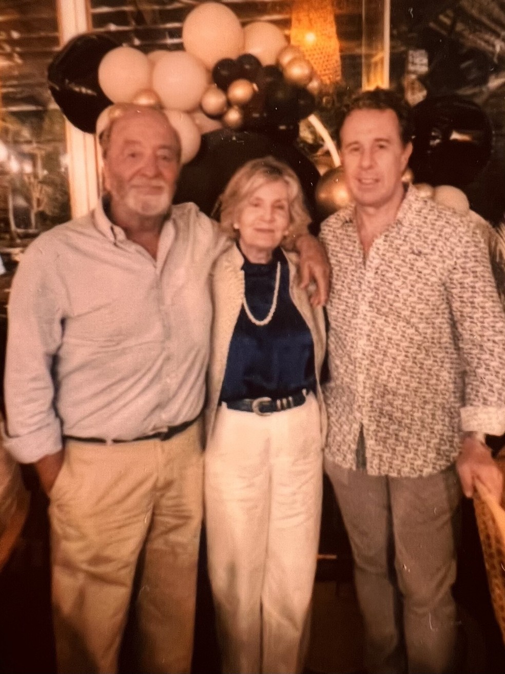Comandante José Correia Guedes, sua mulher e o ex-sequestrador Rui Rodrigues na festa de aniversário de 60 anos deste último — Foto: Reprodução/Redes Sociais