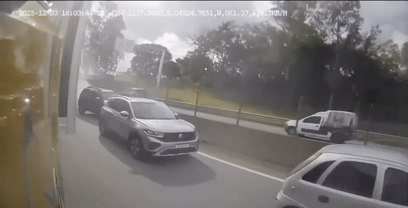 Acidente entre carretas e carro interdita pista da Dutra, em Pindamonhangaba