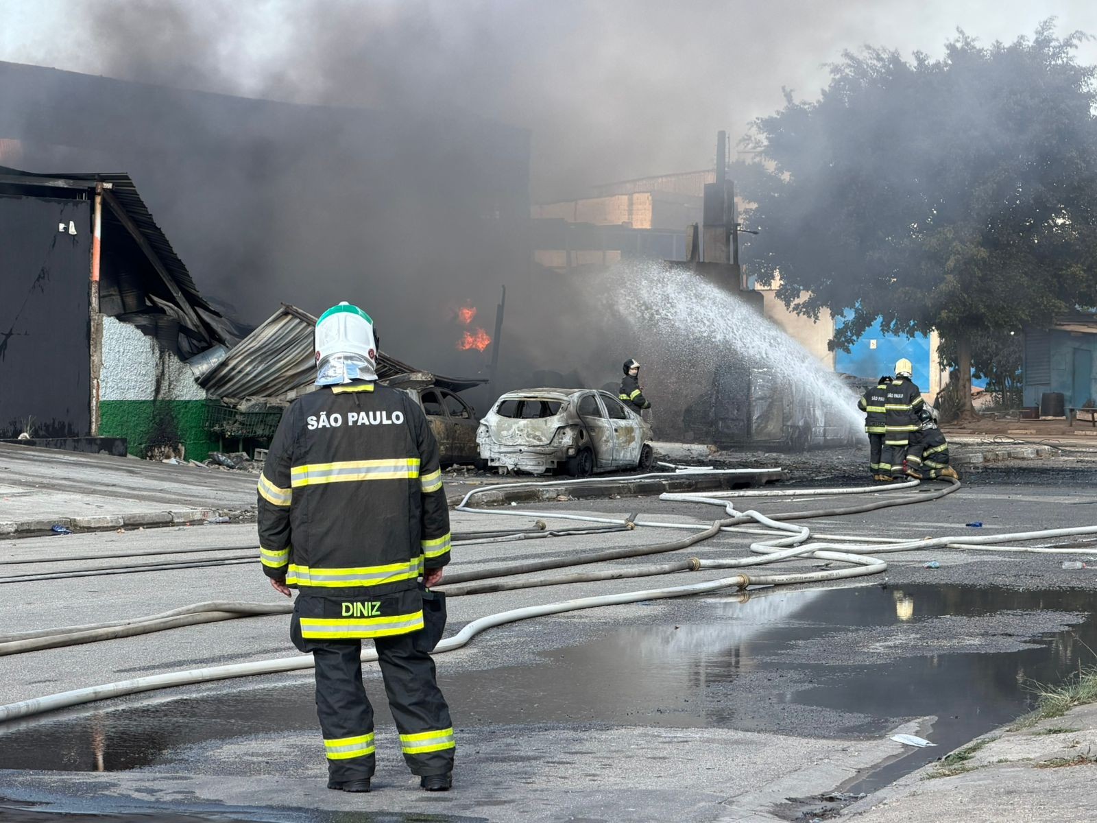 Incêndio atinge fábrica de tintas em avenida de Cumbica, em Guarulhos