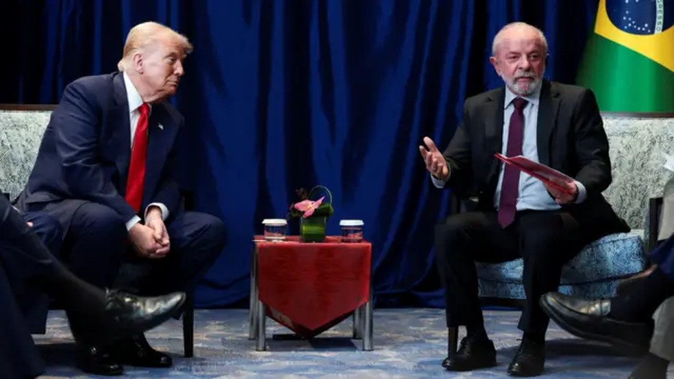 Trump e Lula em primeiro encontro formal, na Malásia. — Foto: REUTERS