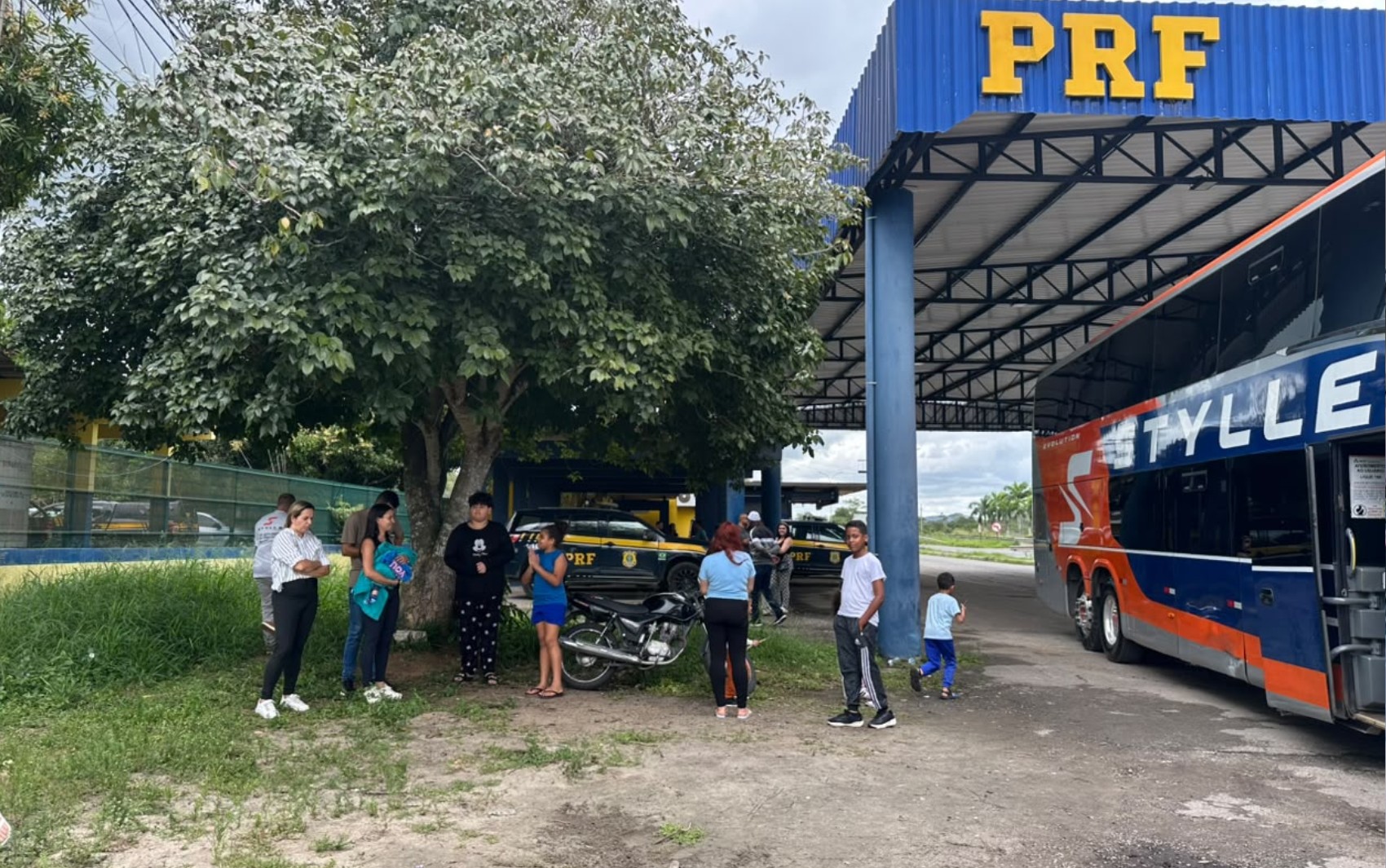 Motorista de ônibus abandona 46 passageiros após PRF identificar documento falso na Bahia