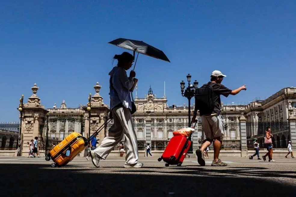 Os proprietários de parte das residências preferem alugá-las aos turistas que visitam a Espanha todos os anos — Foto: OSCAR DEL POZO/AFP via Getty Images (BBC)