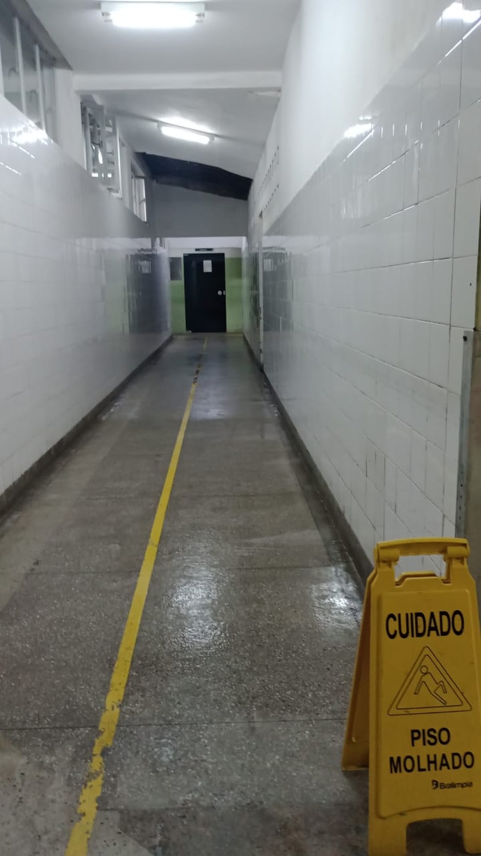 Entulho foi recolhido e infiltração corrigida, segundo Sesap. Gesso será recolocado em breve. — Foto: Divulgação