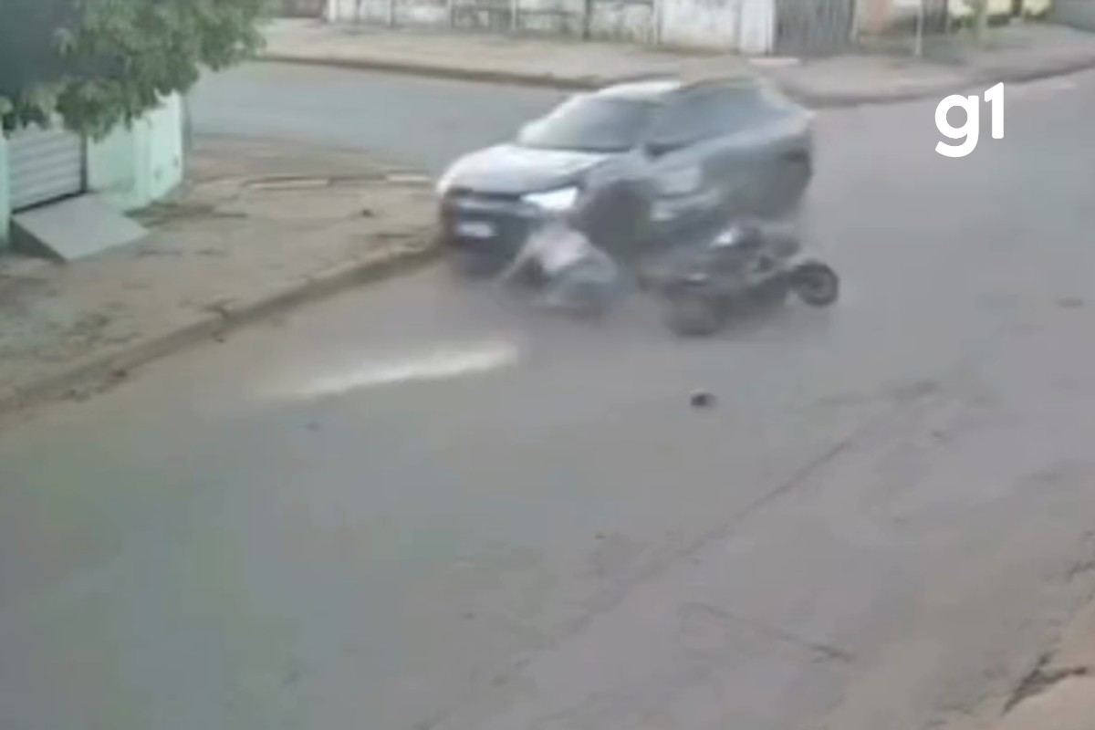 VÍDEO: adolescentes em bicicleta elétrica são atropeladas por carro em MT