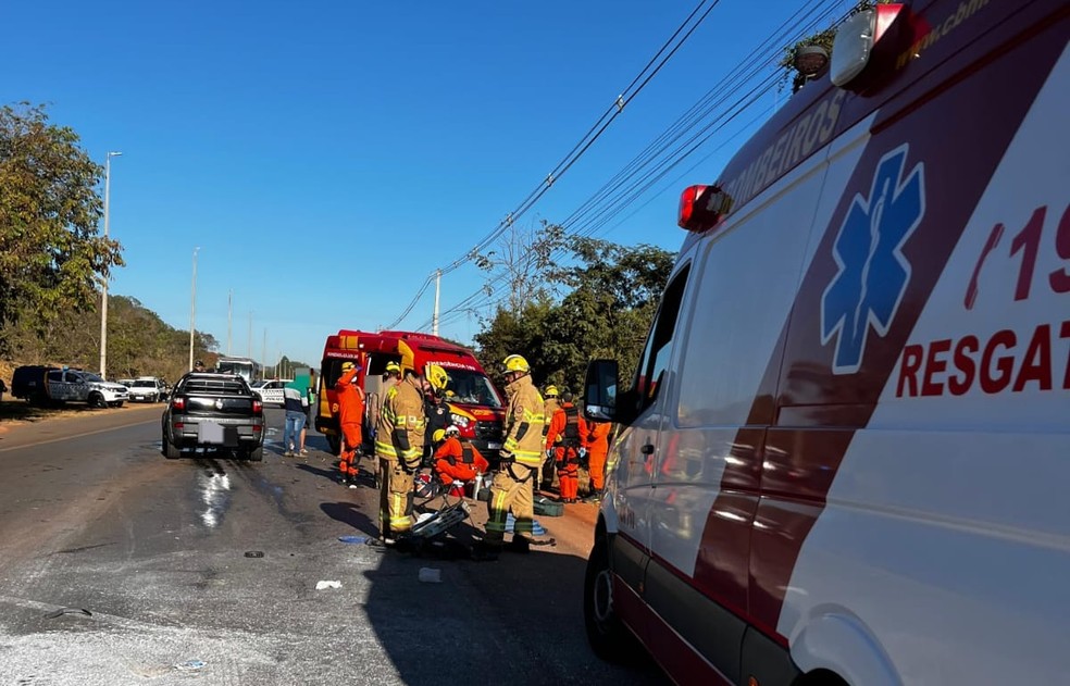 Acidente envolvendo carro e motociclista deixa um óbito em rodovia no DF — Foto: CBMDF