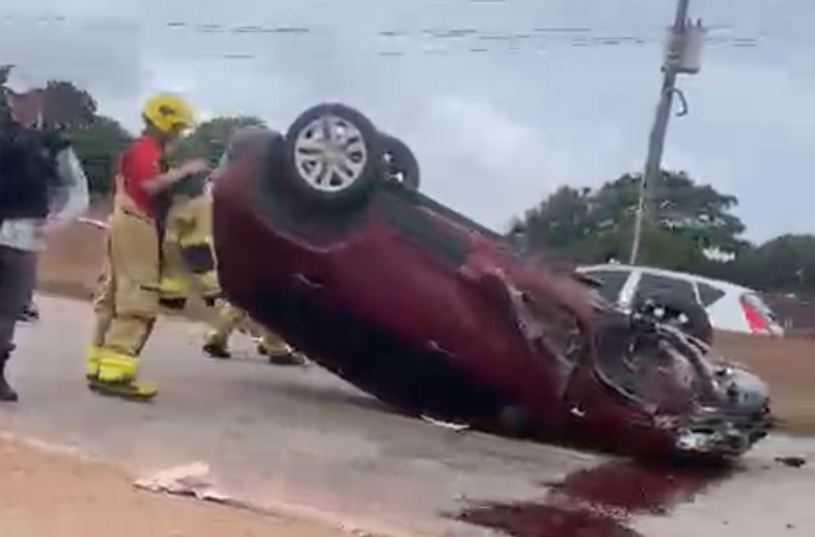 Mulher capota carro após bater em mureta na Duca Serra, em Macapá  
