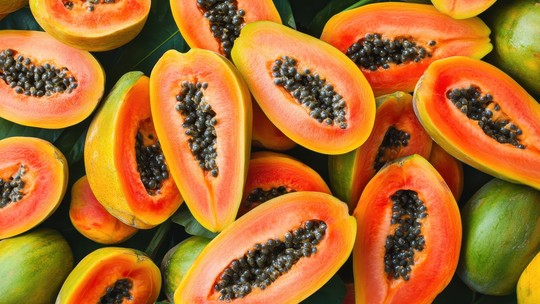 Mamão: veja 5 benefícios da fruta, lista de receitas e um alerta