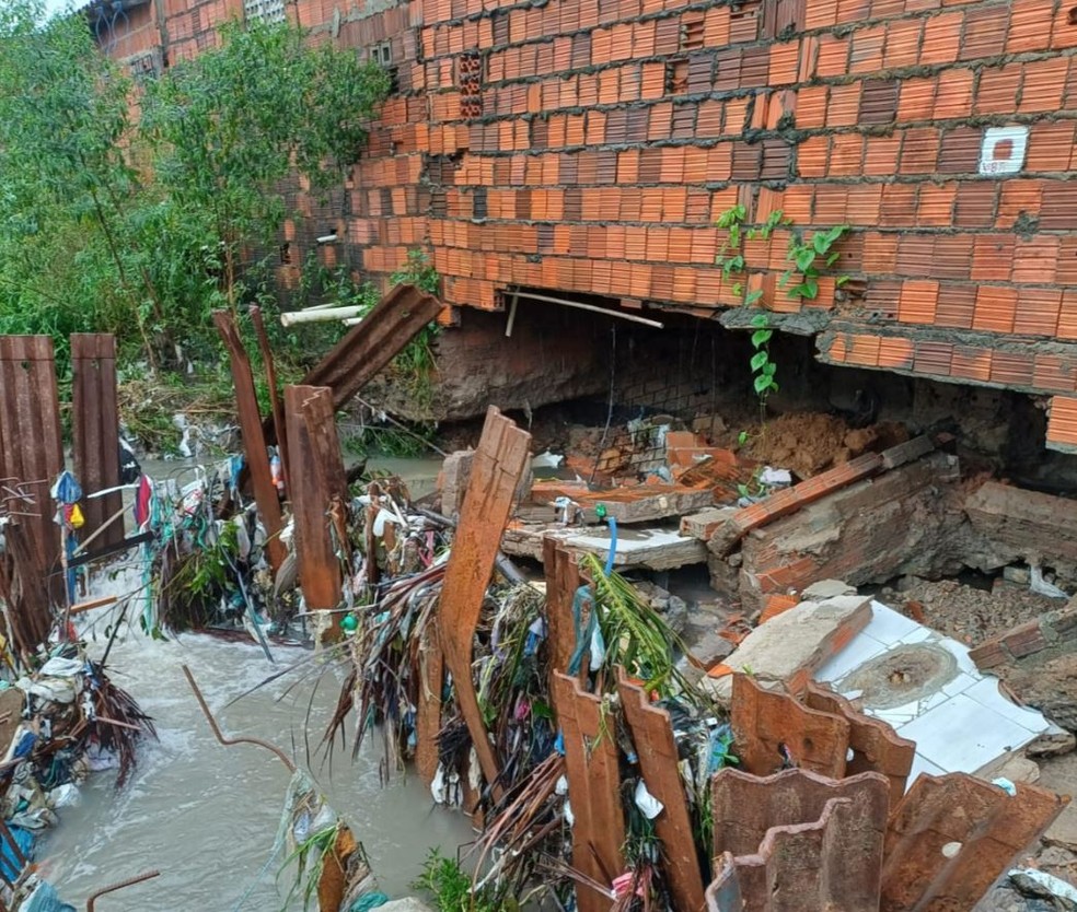 Três casas desabaram no Bairro Conjunto Palmeiras, em Fortaleza, na madrugada deste sábado (27). — Foto: Reprodução