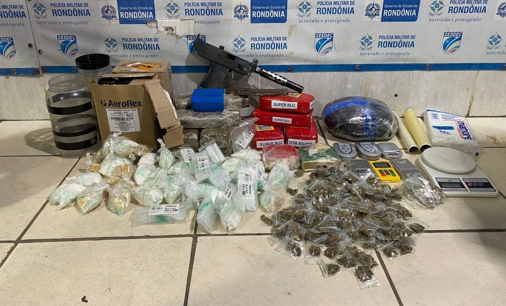 Submetralhadora 9 mm com silenciador foi achado em apartamento de residencial — Foto: Bope/Reprodução