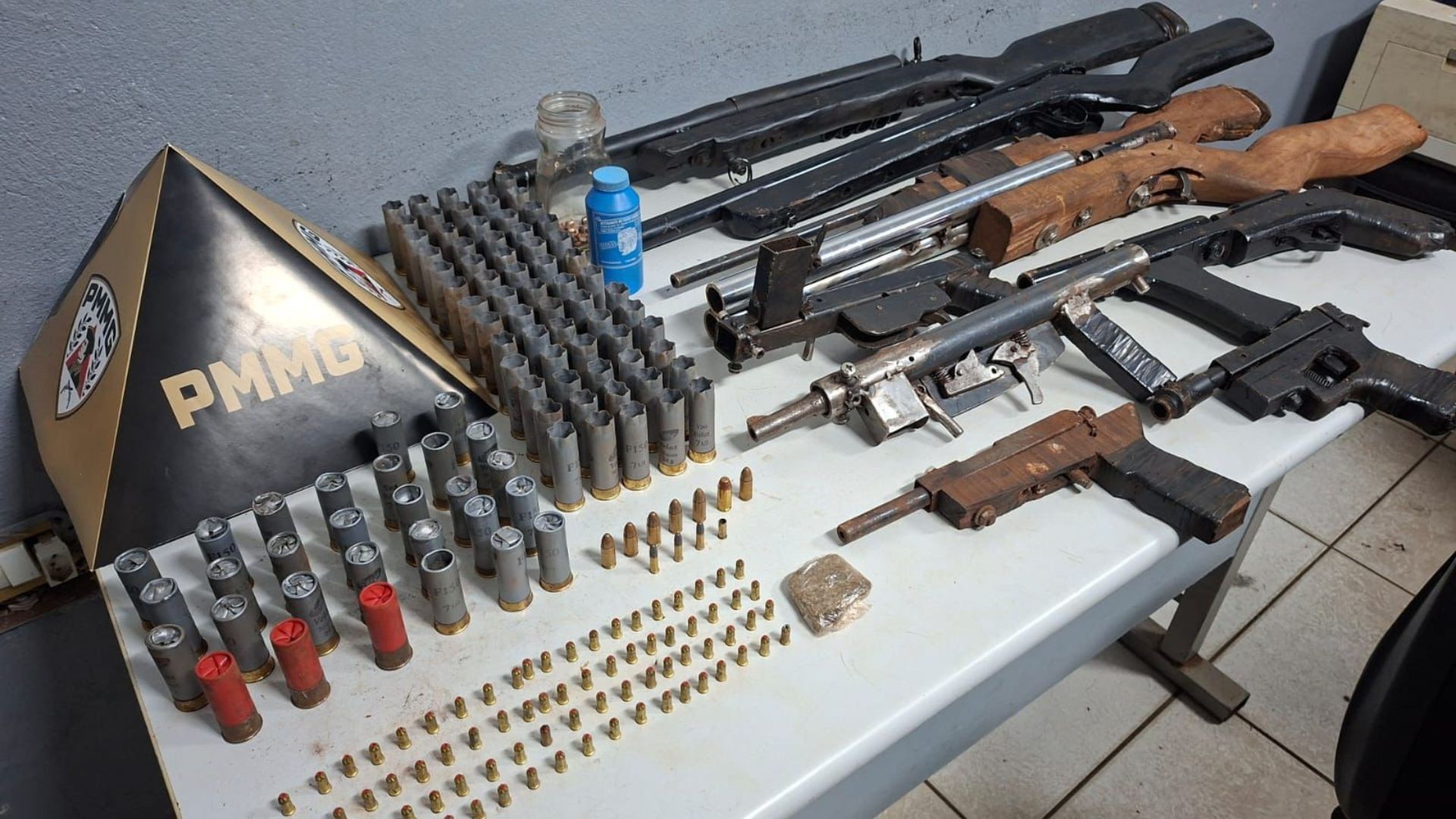 Arsenal de armas artesanais é encontrado escondido em comunidade rural de Minas