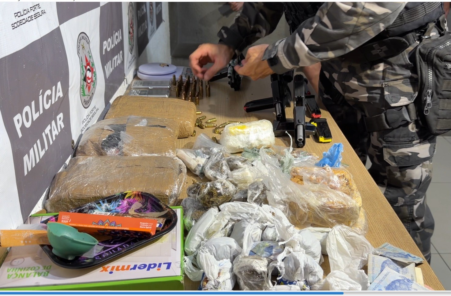 Dois suspeitos são presos com armas e drogas após troca de tiros com a PM, em João Pessoa