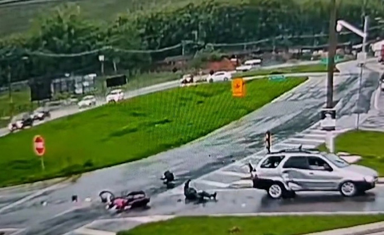 VÍDEO: Motociclista bate violentamente contra carro em trevo de Santa Rita do Sapucaí