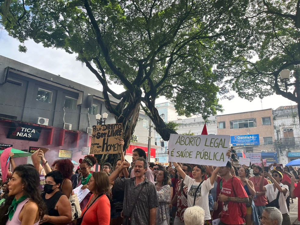 Manifestantes protestam contra projeto que equipara aborto a crime de homicídio, em João Pessoa — Foto: Lara Brito/g1