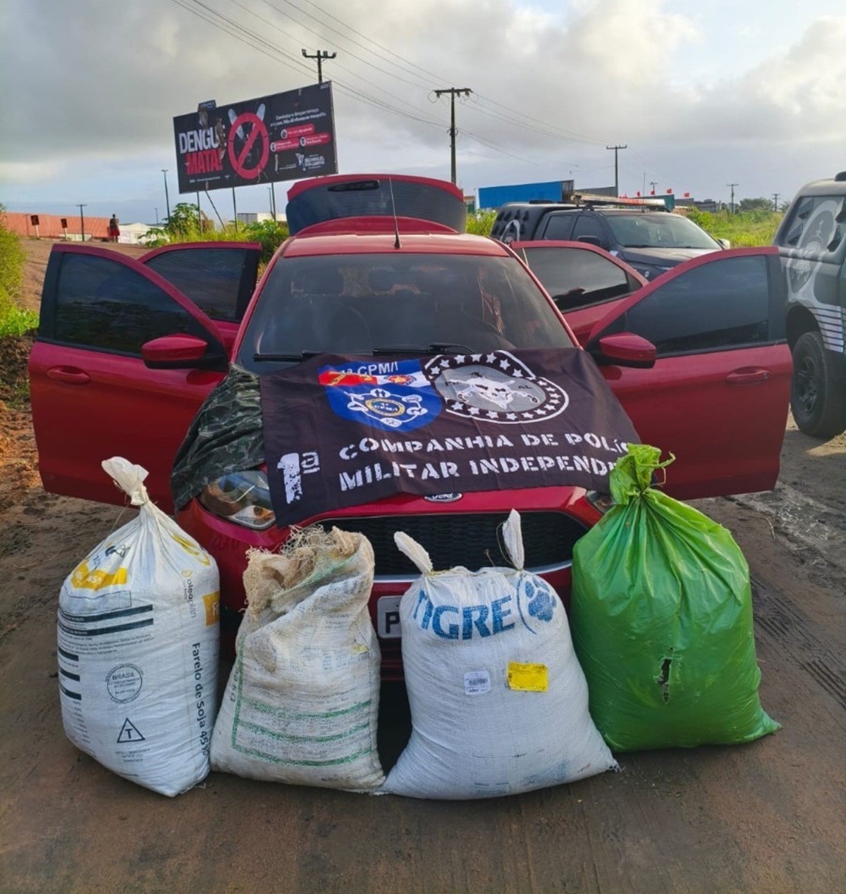 PM prende dois suspeitos e apreende 35 quilos de maconha em São Miguel dos Campos