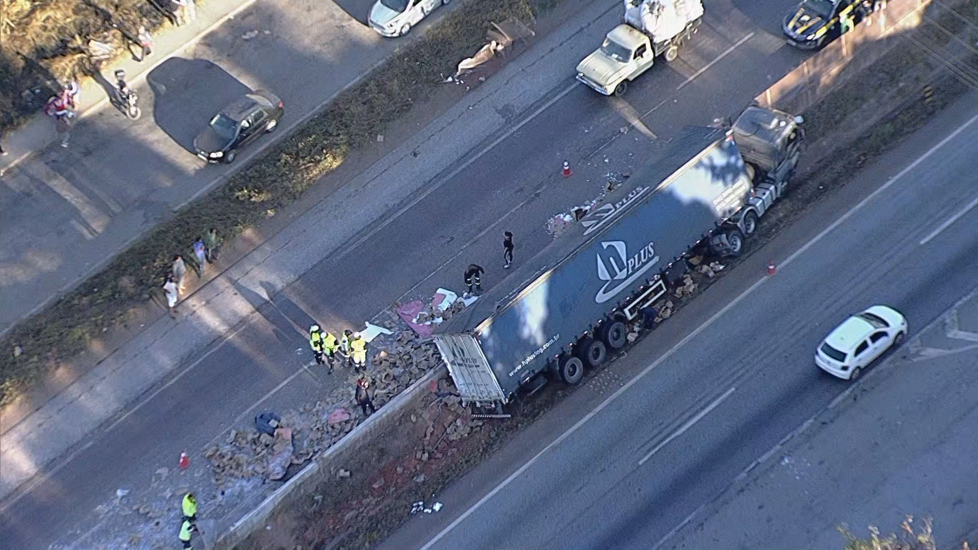 Carreta tomba e carga é saqueada na BR-040, na Grande BH; VÍDEO