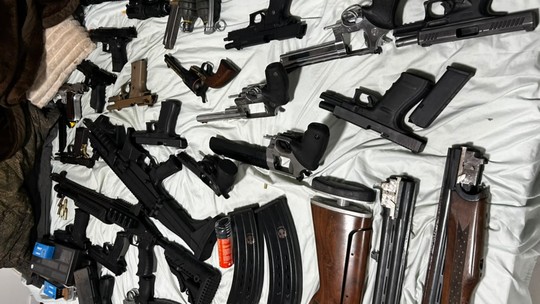 PF apreende 44 armas e R$ 535 mil em operação contra fraude no registro de CACs