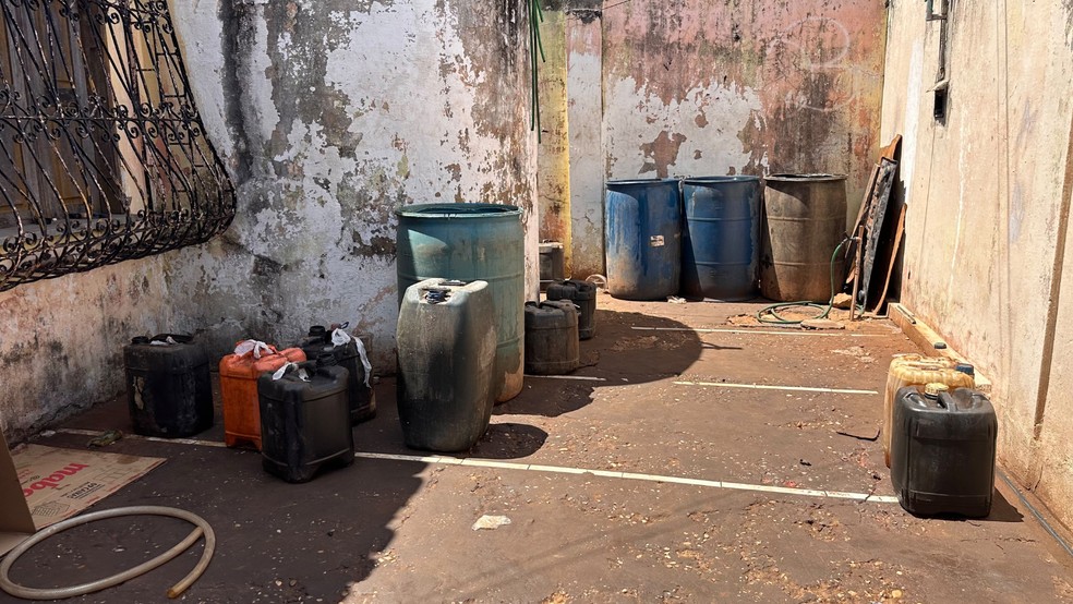 Homem é preso com mais de 840 litros de combustível em depósito clandestino em Teresina — Foto: Divulgação/SSP-PI