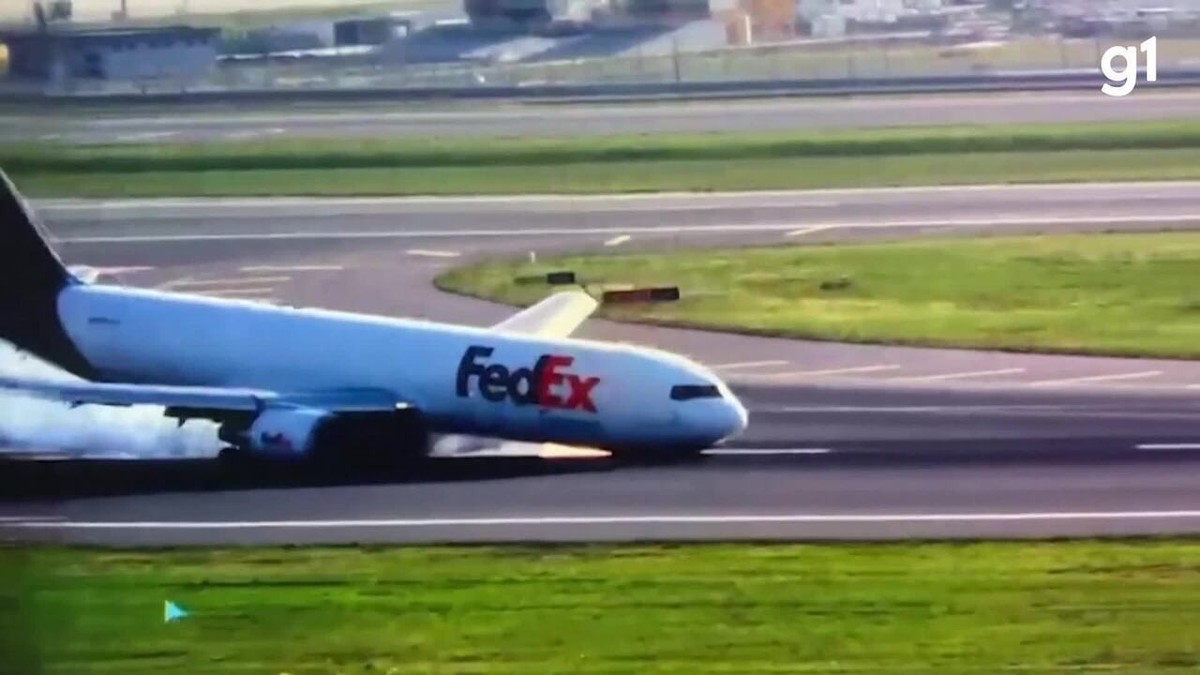VÍDEO: Avião arrasta fuselagem na pista após problema com trem de pouso no aeroporto de Istambul