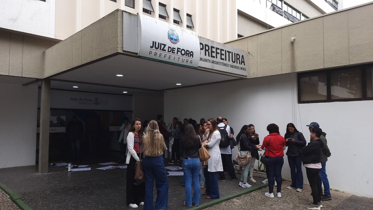Profissionais da saúde protestam após médico ser agredido em UBS de Juiz de Fora 