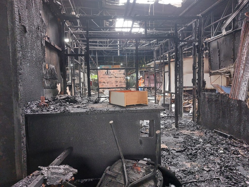 Incêndio destruiu 18 boxes na Feira do Santo Antônio, em Manaus. — Foto: Naine Carvalho/Rede Amazônica