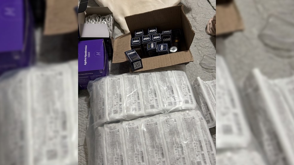 2 de 2
Policiais em Bauru (SP) localizaram subst&acirc;ncias anabolizantes sem registro regular na Anvisa para comercializa&ccedil;&atilde;o, al&eacute;m de unidades de clembuterol &mdash; Foto: Pol&iacute;cia Civil