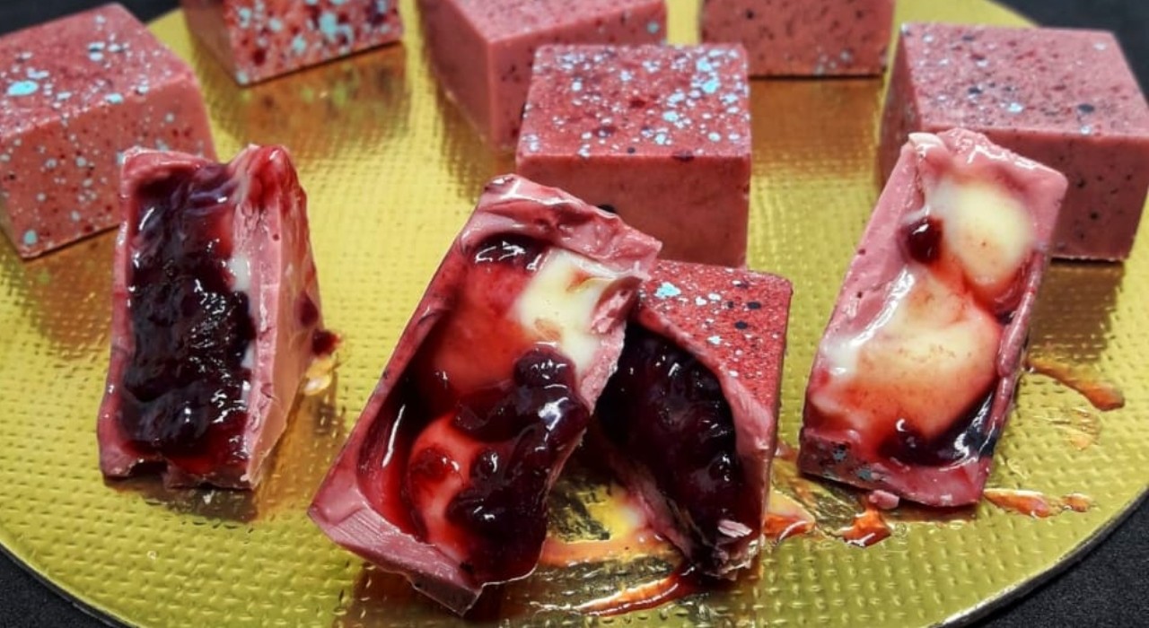 Frutado, fresco e azedo: conheça o chocolate cor-de-rosa considerado a 'joia da confeitaria moderna' por chef do interior de SP