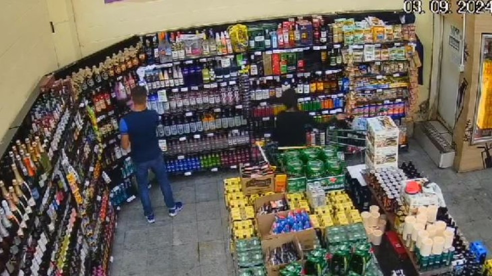 Mulher ajudou homens a roubarem produtos de supermercado. — Foto: Reprodução