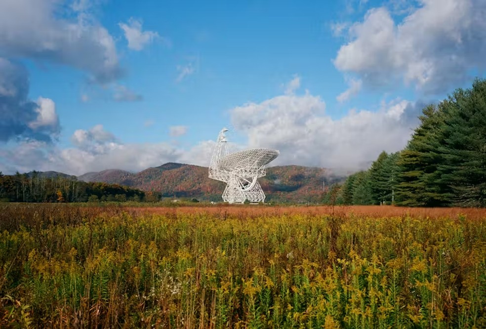 O Telescópio Robert C. Byrd do Observatório Green Bank, Virgínia Ocidental, é um radiotelescópio que foi usado na descoberta de muitas astromoléculas. — Foto: NSF/AUI/NRAO/John Stoke, CC BY