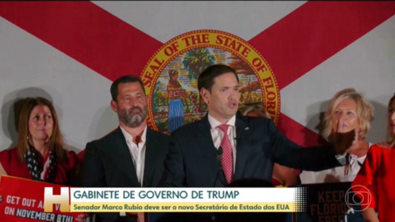 Promotores concordam em adiar sentença de Donald Trump em caso que envolve atriz pornô