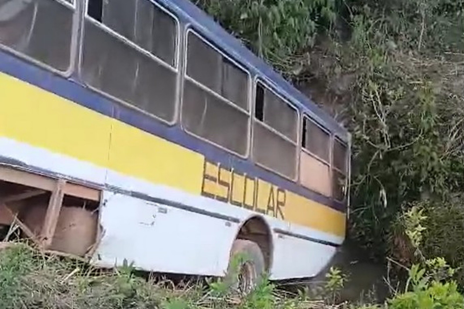 Estudantes ficam feridos após ônibus escolar cair em córrego em Lavras