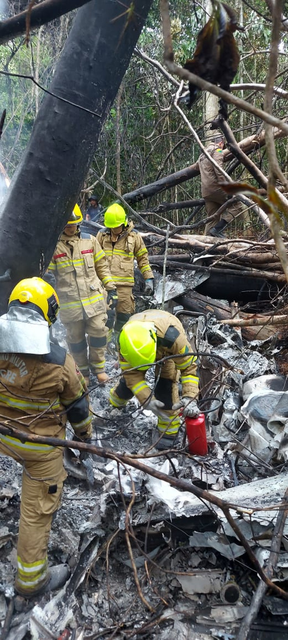 Avião caiu a cerca de um km do aeroporto de Rio Branco — Foto: Corpo de Bombeiros